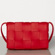 Bolso Cassette de Bottega Veneta en piel de cordero roja.