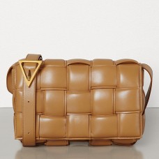 Bolso Cassette acolchado de Bottega Veneta en piel de becerro color caramelo.