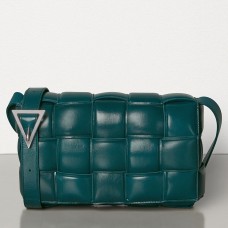 Bolso Cassette acolchado de Bottega Veneta en piel de becerro verde.