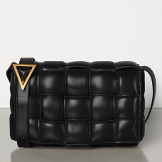 Bolso Cassette acolchado de Bottega Veneta en piel de becerro negra.