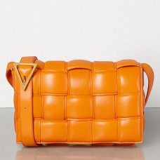 Bolso Cassette acolchado de Bottega Veneta en piel de becerro naranja.
