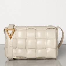 Bolso de viaje acolchado Bottega Veneta en piel de becerro color yeso.