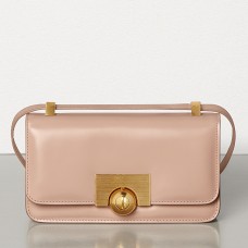 Bolso Bottega Veneta Mini BV Classic en piel de becerro color nude.