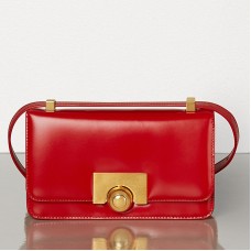 Bolso Bottega Veneta Mini BV Classic en piel de becerro roja.