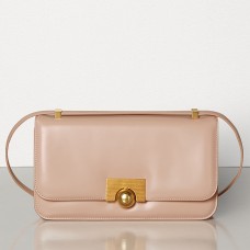 Bolso clásico Bottega Veneta BV en piel de becerro francesa color nude.