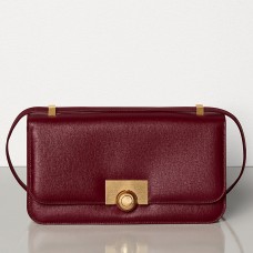 Bolso clásico Bottega Veneta BV en piel color burdeos.