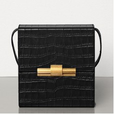Bolso Daisey de Bottega Veneta en piel negra con relieve de cocodrilo.
