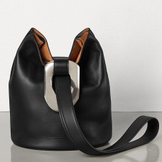Bolso Drop de Bottega Veneta en piel napa negra.