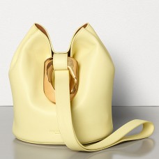 Bolso Drop Bag de Bottega Veneta en piel napa color limón. Bolso Drop Bag de Bottega Veneta en piel napa color limón.
