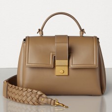 Bolso pequeño Piazza de Bottega Veneta en piel de becerro color camel.