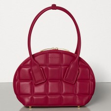 Bolso pequeño Bottega Veneta BV Swoop en piel de becerro color amaranto.