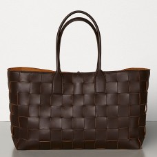 Bottega Veneta Medium Tote en tejido Maxi Weave marrón oscuro