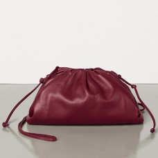 Bolso de mano Bottega Veneta The Pouch 20 en piel de becerro color burdeos.