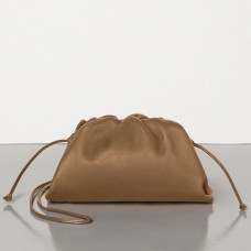 Bolso de mano Bottega Veneta The Pouch 20 en piel de becerro marrón. Bolso de mano Bottega Veneta The Pouch 20 en piel de becerro marrón.