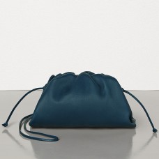 Bolso de mano Bottega Veneta The Pouch 20 en piel de becerro azul marino