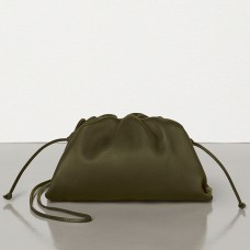 Bolso de mano Bottega Veneta The Pouch 20 en piel de becerro color mostaza.