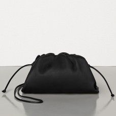 Bolso de mano Bottega Veneta The Pouch 20 en piel de becerro negra. Bolso de mano Bottega Veneta The Pouch 20 en piel de becerro negra.