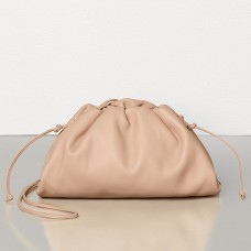 Bolso de mano Bottega Veneta The Pouch 20 en piel de becerro color nude.