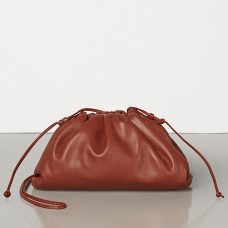 Bolso de mano Bottega Veneta The Pouch 20 en piel de becerro color óxido. Bolso de mano Bottega Veneta The Pouch 20 en piel de becerro color óxido.