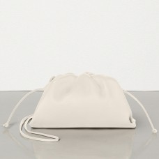 Bolso de mano Bottega Veneta The Pouch 20 en piel de becerro blanca.