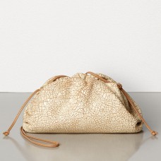 Bolso de mano Bottega Veneta The Pouch 20 en piel craquelada beige.
