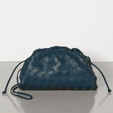 Bottega Veneta Clutch The Pouch 20 de piel de cordero intrecciato azul oscuro