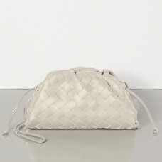 Bottega Veneta Bolso De Mano The Pouch 20 De Piel De Cordero Intrecciato Yeso