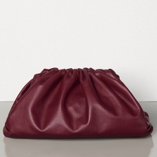 Bolso de mano Bottega Veneta The Pouch en piel de becerro color burdeos. Bolso de mano Bottega Veneta The Pouch en piel de becerro color burdeos.