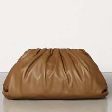 Bolso de mano Bottega Veneta The Pouch en piel de becerro color camel. Bolso de mano Bottega Veneta The Pouch en piel de becerro color camel.
