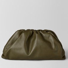 Bolso de mano Bottega Veneta The Pouch en piel de becerro color mostaza.