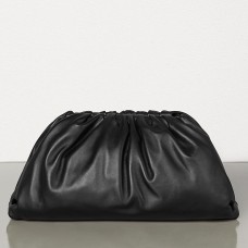 Bolso de mano Bottega Veneta The Pouch en piel de becerro negra