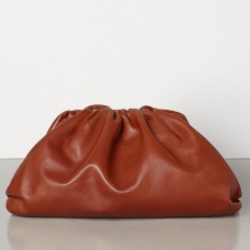 Bolso de mano Bottega Veneta The Pouch en piel de becerro color óxido.