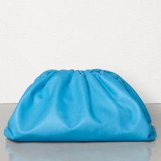 Bolso de mano Bottega Veneta The Pouch en piel de becerro azul cielo Bolso de mano Bottega Veneta The Pouch en piel de becerro azul cielo