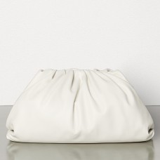 Bolso de mano Bottega Veneta The Pouch en piel de becerro blanca. Bolso de mano Bottega Veneta The Pouch en piel de becerro blanca.