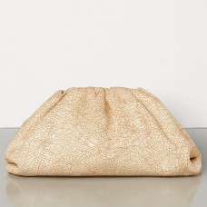 Bottega Veneta The Pouch Clutch en piel craquelada beige
