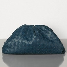 Bottega Veneta Clutch The Pouch en cuero Intrecciato azul oscuro