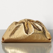 Bottega Veneta The Pouch Clutch en piel metalizada dorada