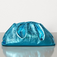 Bottega Veneta The Pouch Clutch en piel metalizada azul