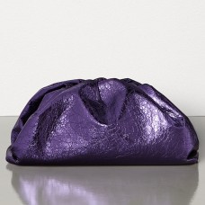 Bottega Veneta The Pouch Clutch en piel metalizada color violeta