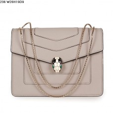 Bolso Bvlgari Serpenti GM de piel de becerro en color gris.