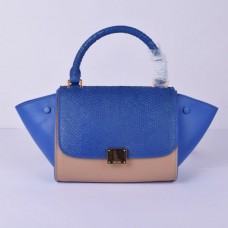 Bolso Celine Small Trapeze azul serpiente color caqui.