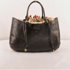 Bolso Fendi B Fab negro de piel perforada Ferrari con asa superior grande.