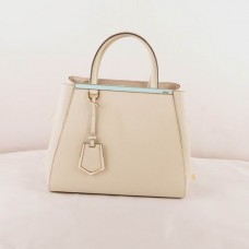 Bolso pequeño Fendi 2jours de piel beige con vetas cruzadas.