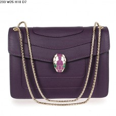 Bolso Bvlgari Serpenti GM de piel de becerro en color morado.