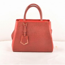 Bolso pequeño Fendi 2jours de piel Ferrari con vetas cruzadas en rojo oscuro.