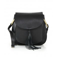 Bolso bandolera mediano de piel con borlas de Chloe Hudson, color negro.