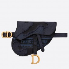 Riñonera Dior Saddle Pouch en lona de camuflaje azul.