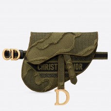 Riñonera Dior Saddle Pouch en lona de camuflaje verde.