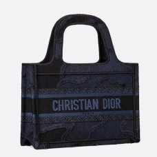 Bolso tote Mini Book de Dior en lona de camuflaje azul.