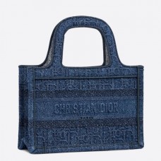 Bolso tote Mini Book de Dior en lona oblicua azul vaquero.